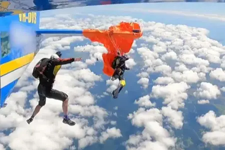 Penerjun Payung Ini Terjebak Di Udara Akibat Parasutnya Tersangkut Di Ekor Pesawat Penerjun Payung Ini Terjebak Di Udara Akibat Parasutnya Tersangkut Di Ekor Pesawat